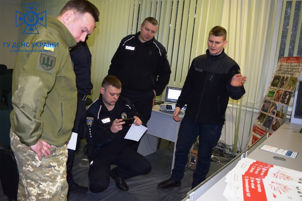 Чернігівські рятувальники спільно з Центром протимінної діяльності розповіли про мінну безпеку поліцейським